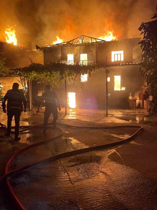 Bilecik'te ahşap ev yangını iki evi kullanılamaz hale getirdi