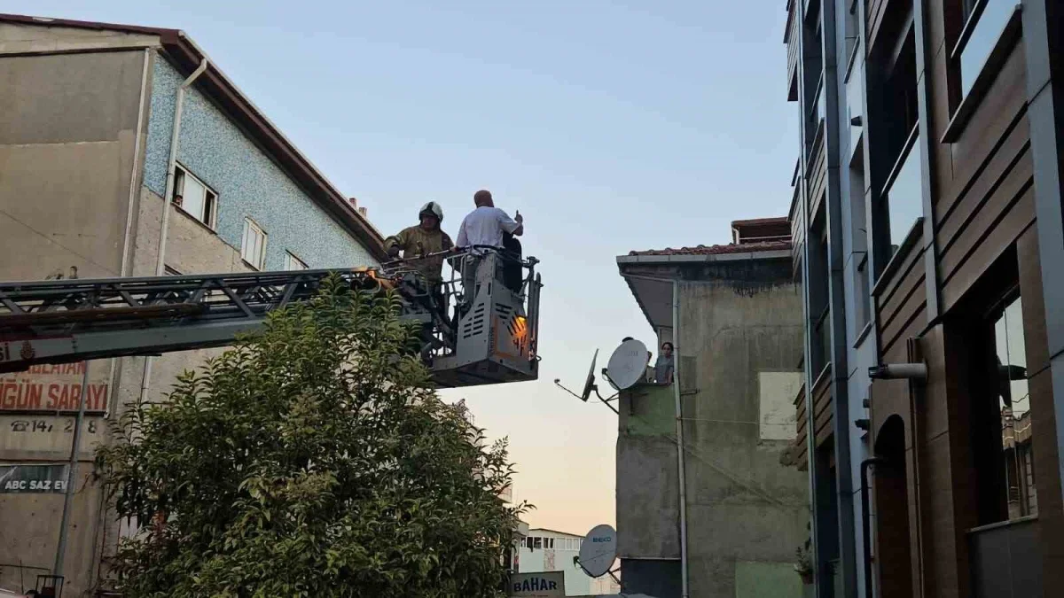 Kağıthane'de 5 katlı binada yangın: 7 kişi kurtarıldı