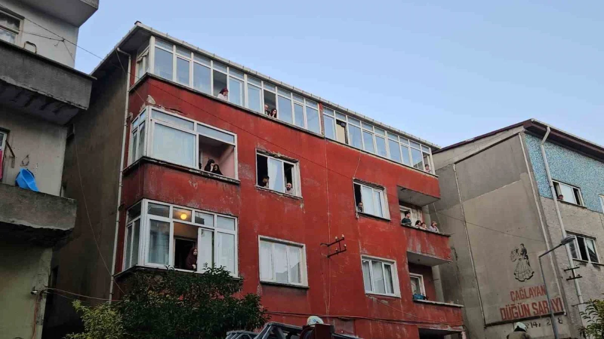 Kağıthane'de 5 katlı binada yangın: 7 kişi kurtarıldı