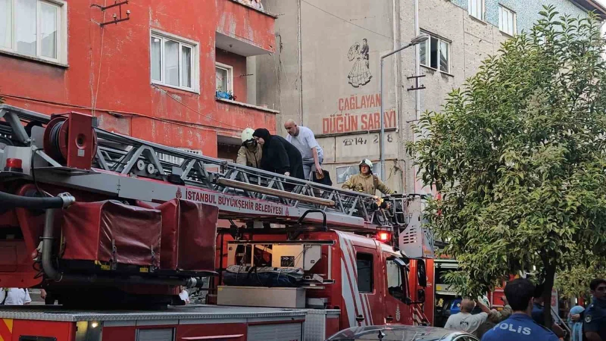 Kağıthane'de 5 katlı binada yangın: 7 kişi kurtarıldı
