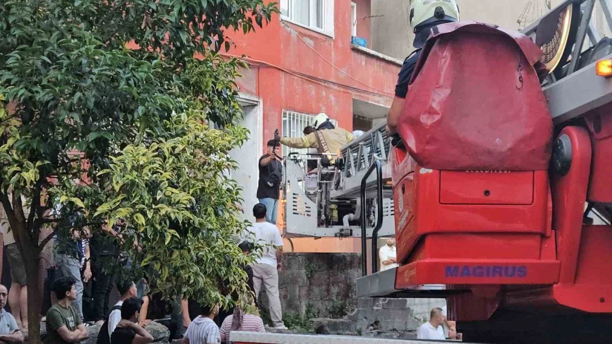 Kağıthane'de 5 katlı binada yangın: 7 kişi kurtarıldı