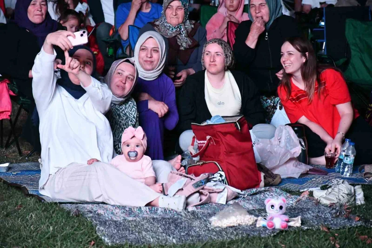 İznik'te Yeşilçam nostaljisi: Selvi Boylum Al Yazmalım gösterildi