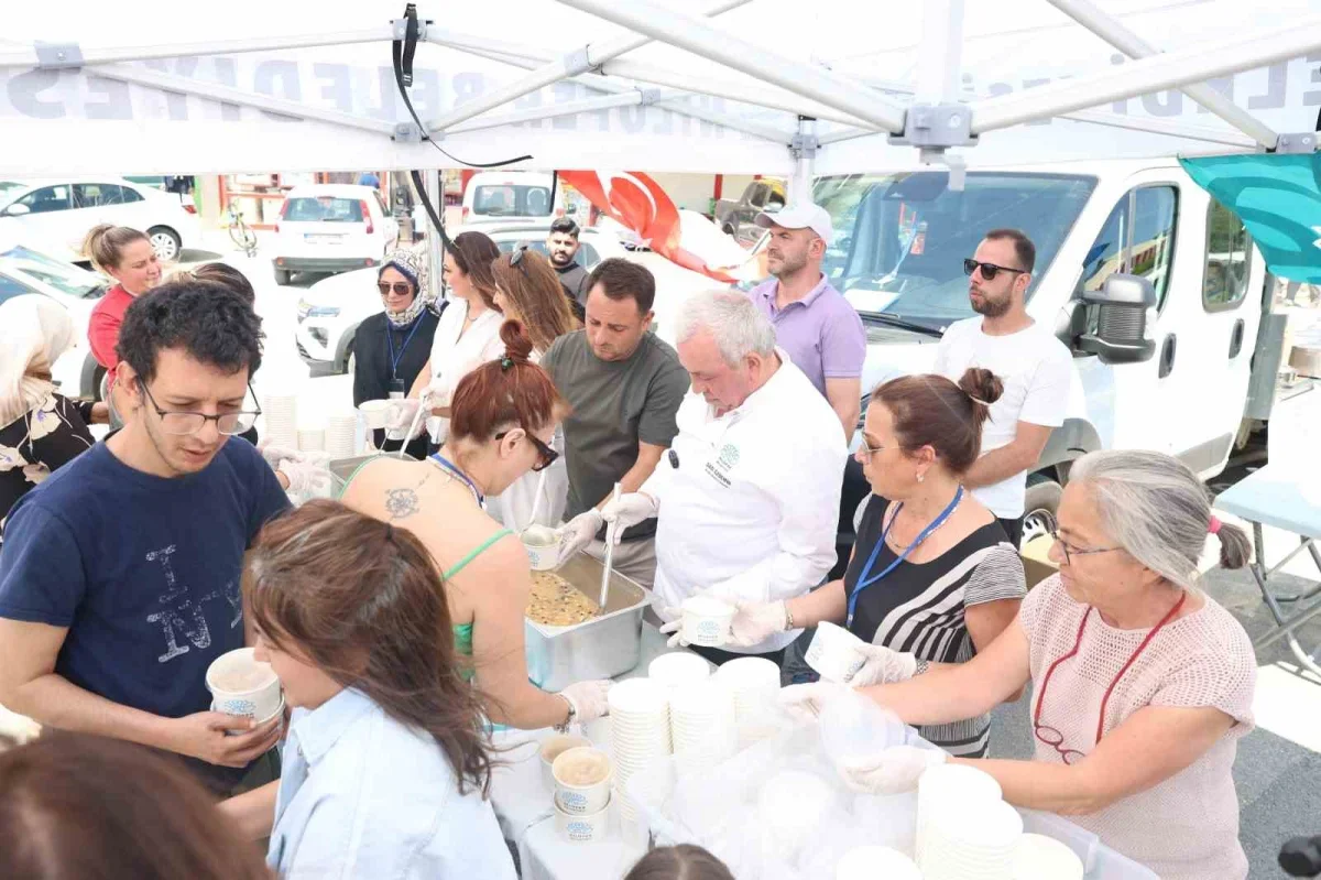 Şadi Özdemir'den Nilüfer'de aşure ikramı ve pazar ziyareti