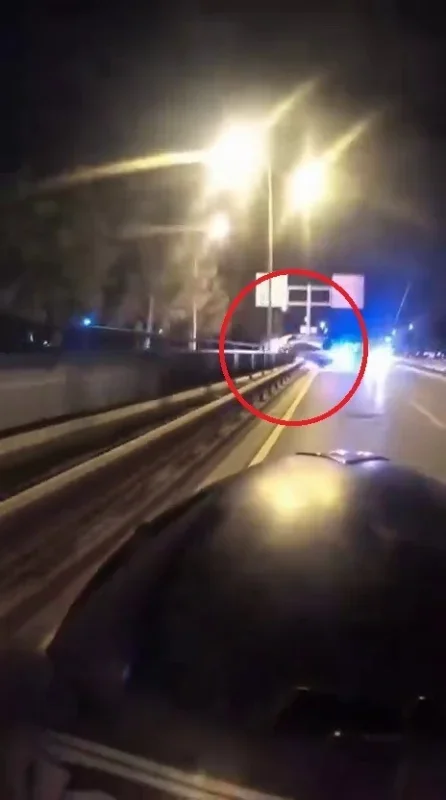 Bursa'da otomobil bariyerlere çarpıp takla attı: Kaza kamerada