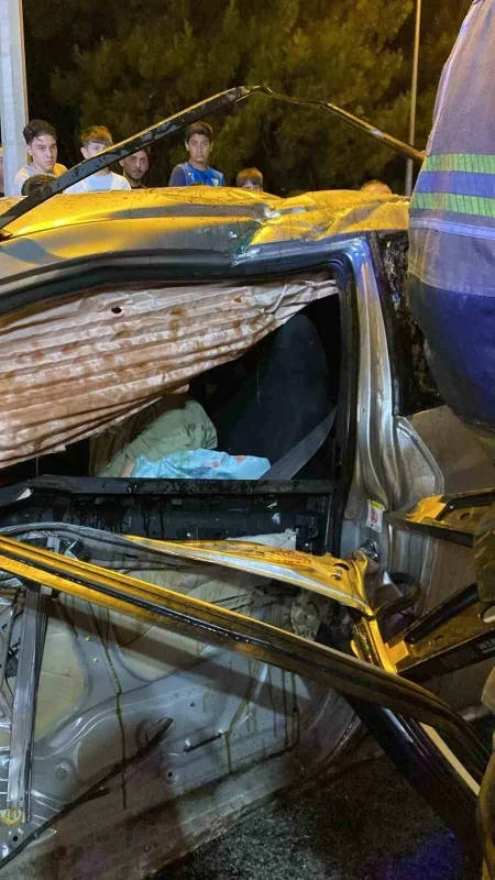 Bursa'da otomobil bariyerlere çarpıp takla attı: Kaza kamerada