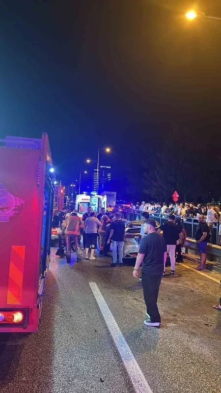 Bursa'da otomobil bariyerlere çarpıp takla attı: Kaza kamerada