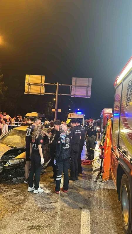 Bursa'da otomobil bariyerlere çarpıp takla attı: Kaza kamerada