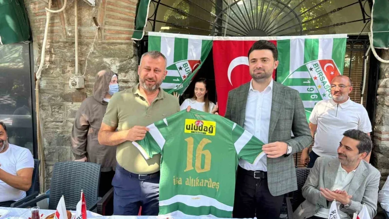Enes Çelik Kapalı Çarşı'da Bursaspor esnafla buluştu