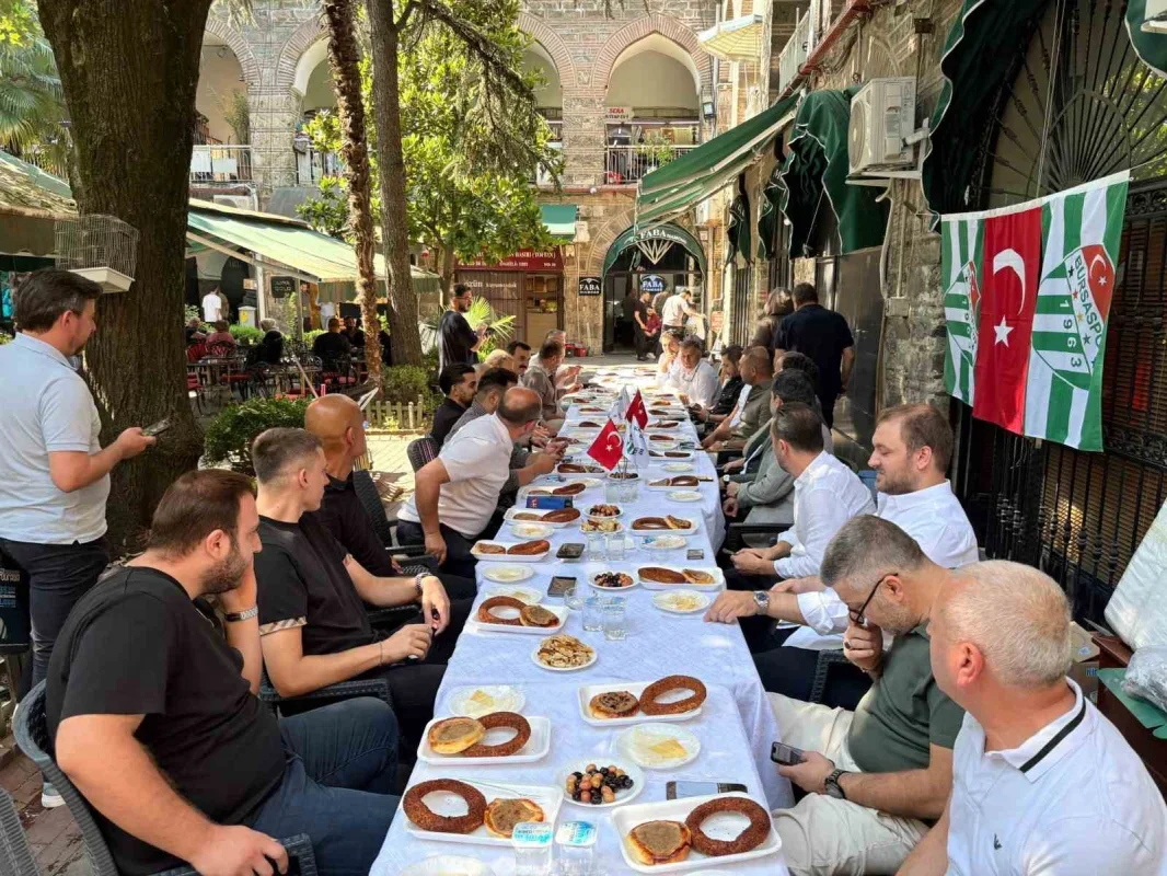 Enes Çelik Kapalı Çarşı'da Bursaspor esnafla buluştu