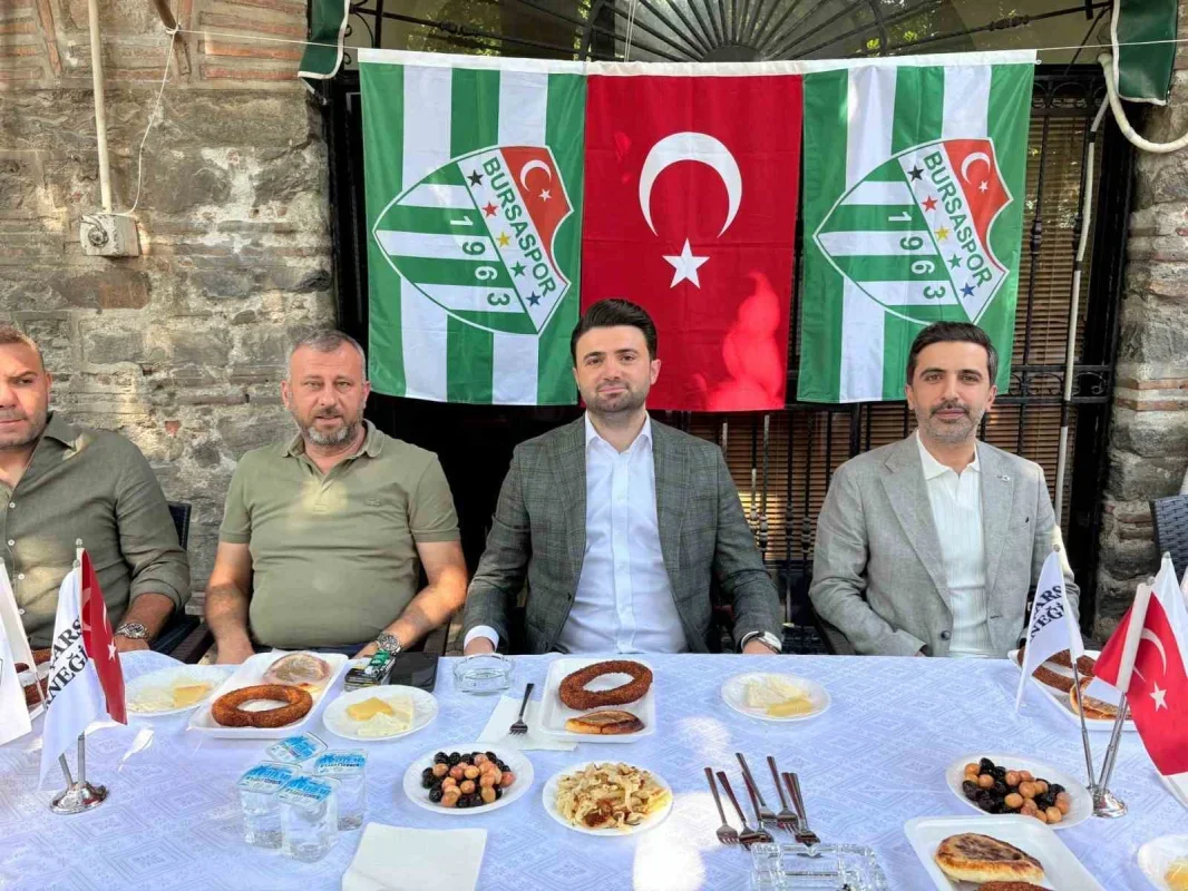 Enes Çelik Kapalı Çarşı'da Bursaspor esnafla buluştu