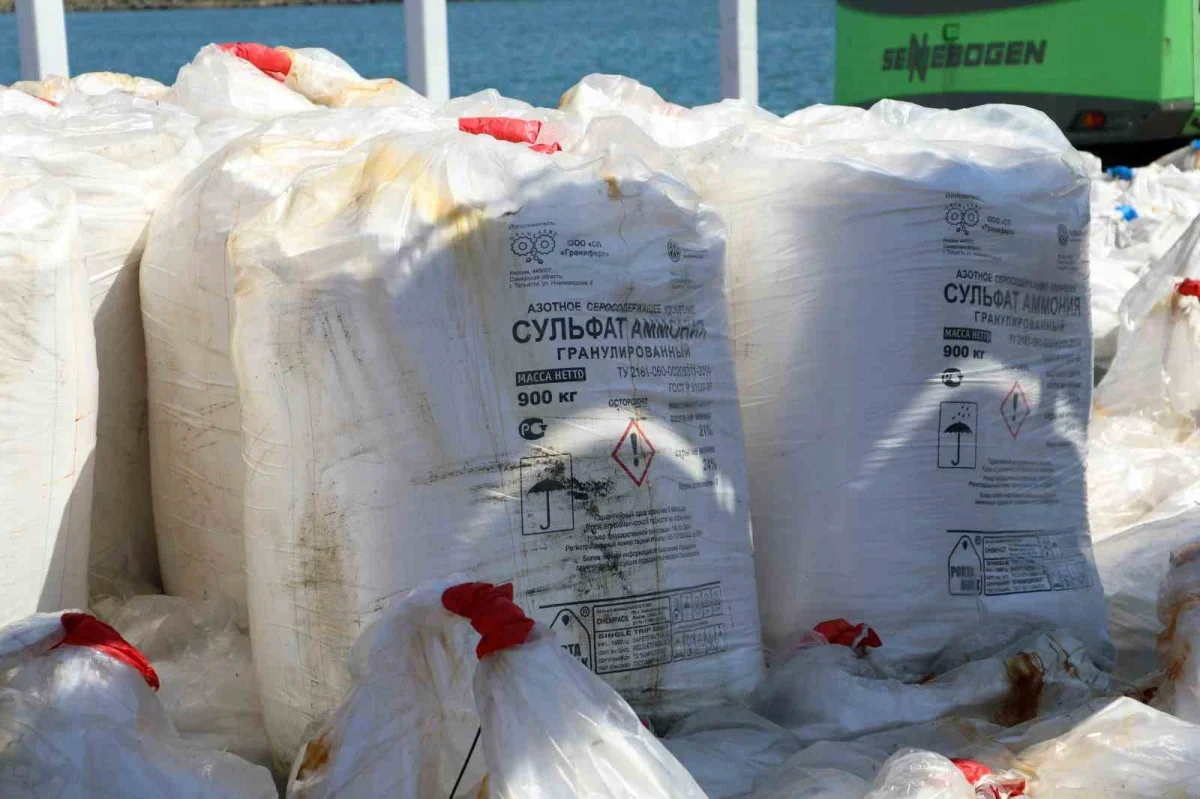 Karasu'da karaya oturan NINOVA gemisinde yük boşaltma sürüyor