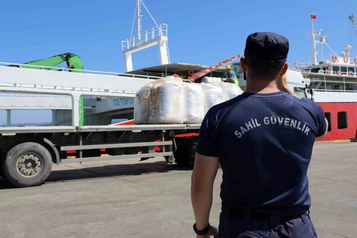 Karasu'da karaya oturan NINOVA gemisinde yük boşaltma sürüyor