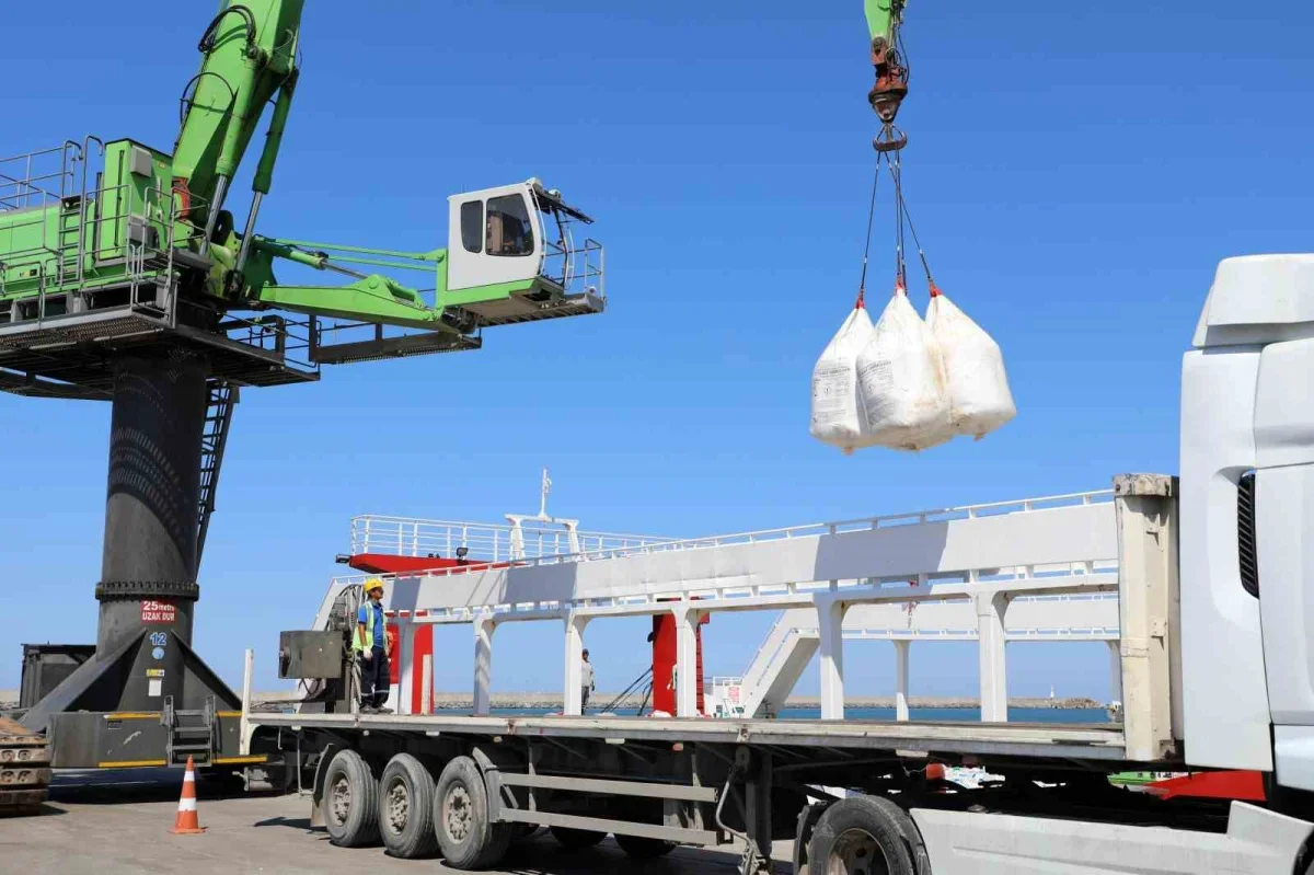 Karasu'da karaya oturan NINOVA gemisinde yük boşaltma sürüyor