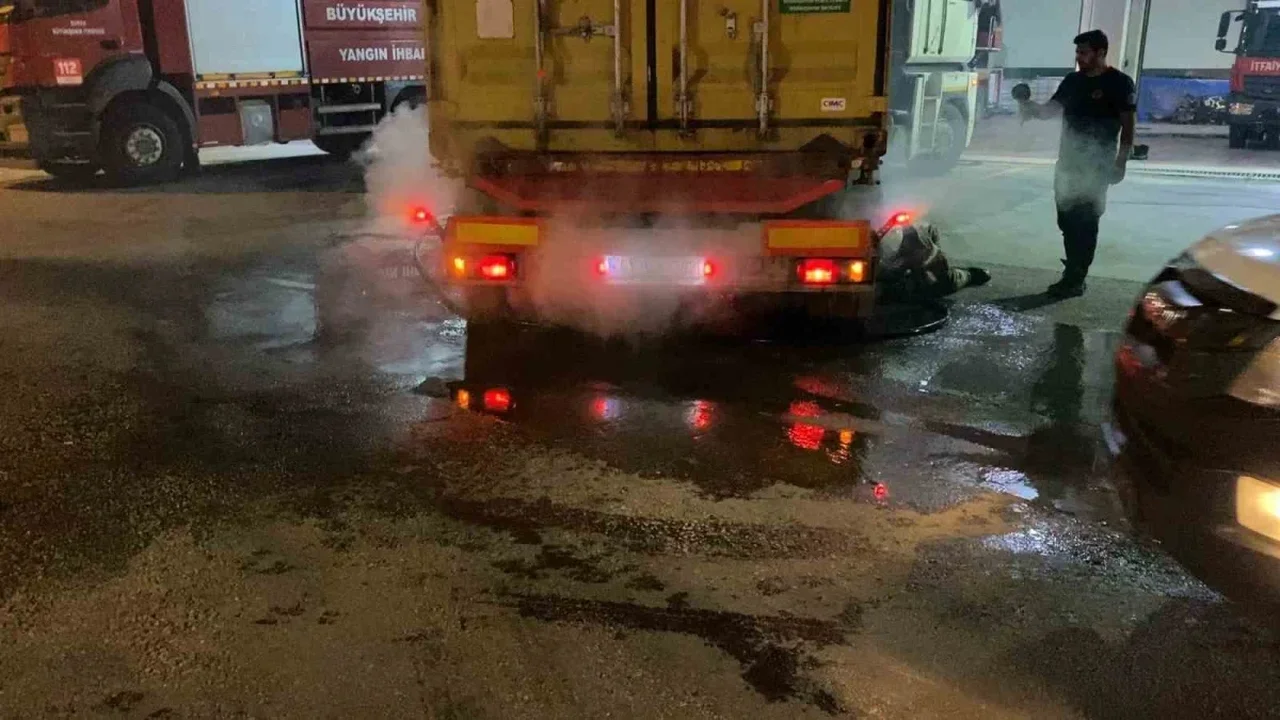 İnegöl'de lastiği patlayan tır itfaiyeye giderek yangından kurtuldu