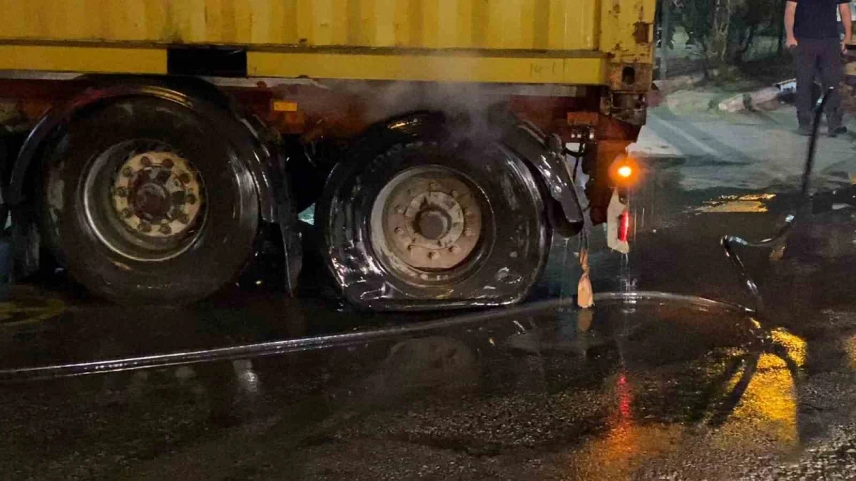 İnegöl'de lastiği patlayan tır itfaiyeye giderek yangından kurtuldu