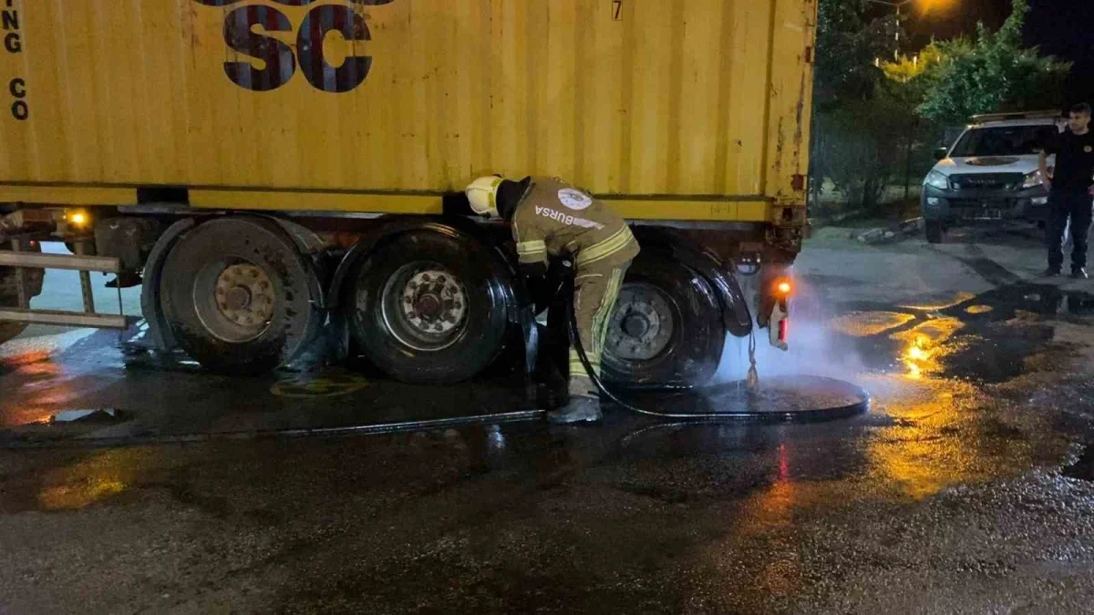 İnegöl'de lastiği patlayan tır itfaiyeye giderek yangından kurtuldu