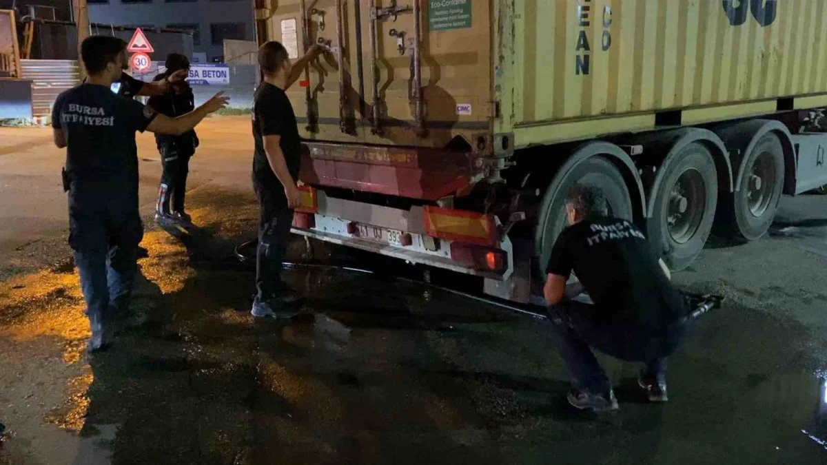 İnegöl'de lastiği patlayan tır itfaiyeye giderek yangından kurtuldu