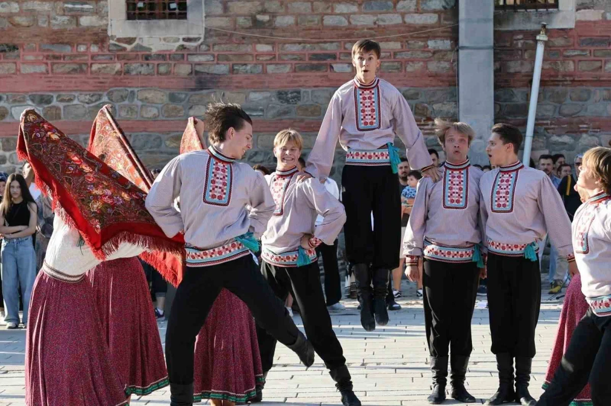 Altın Karagöz halk dansları Bursa'nın dört bir yanını sardı