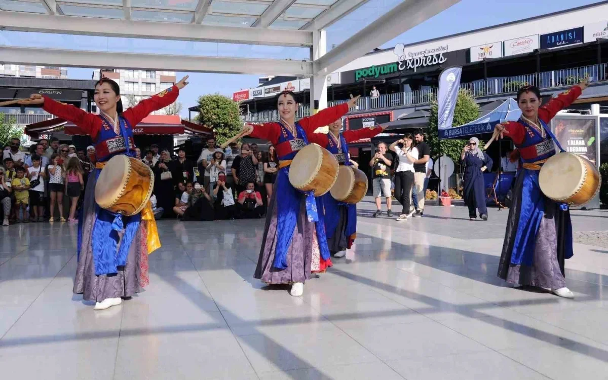 Altın Karagöz halk dansları Bursa'nın dört bir yanını sardı