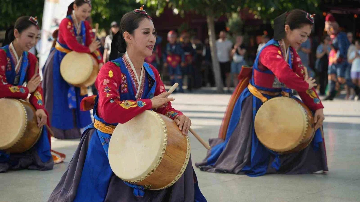 Altın Karagöz halk dansları Bursa'nın dört bir yanını sardı