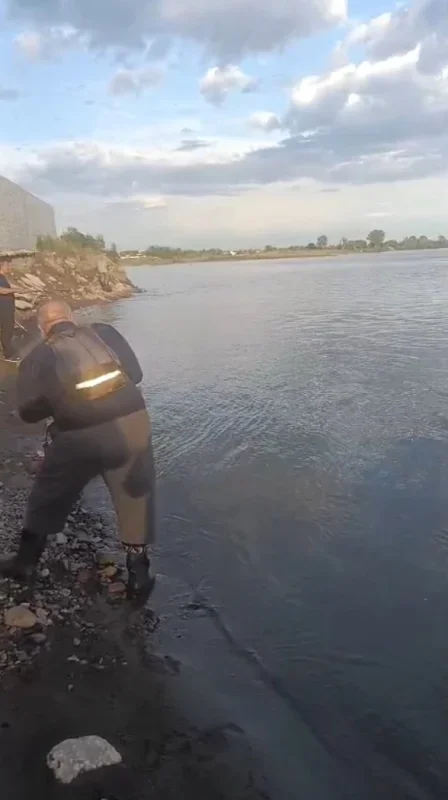 Meriç Nehri'nde 30 kiloluk yayın balığını oltayla gezdirdi