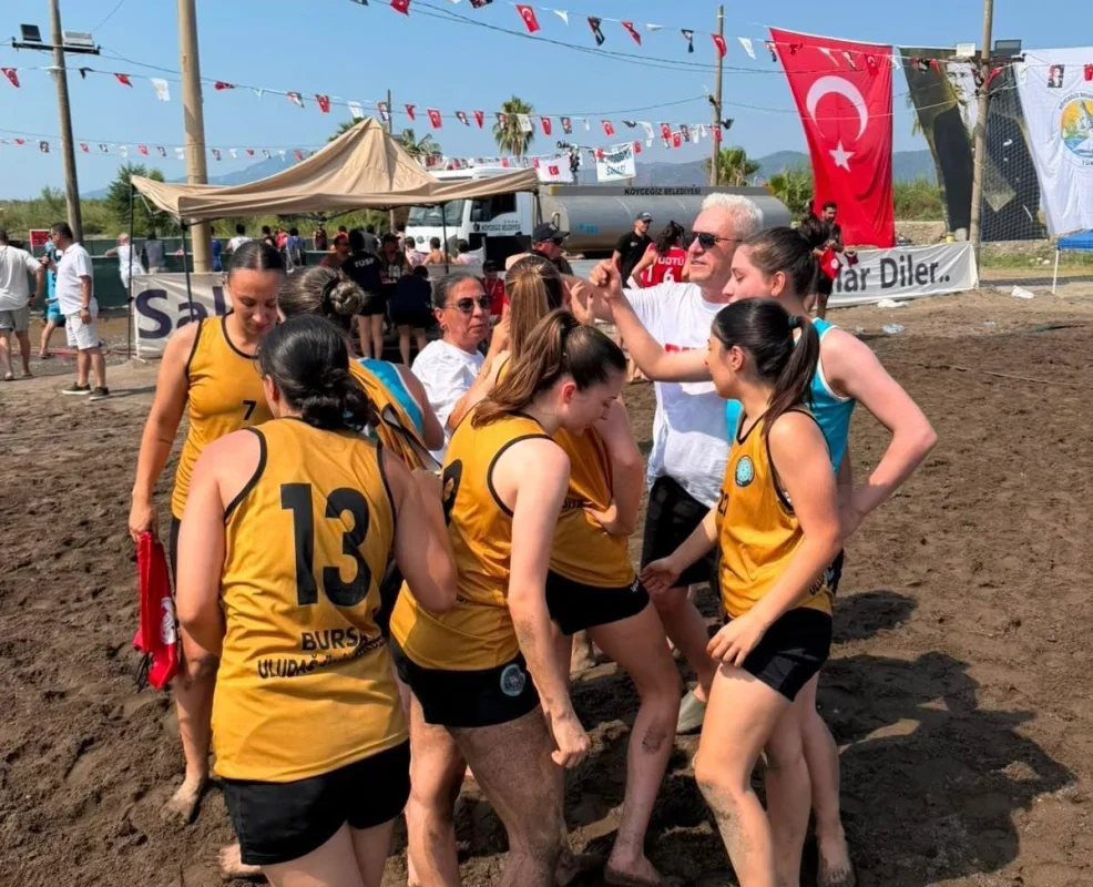 BUÜ Kadın Hentbol Takımı iki Türkiye şampiyonluğu kazandı