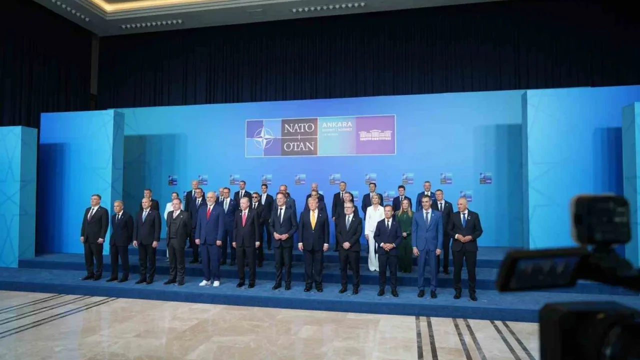 Çekya NATO Zirvesi'nde iki liderle temsil edildi