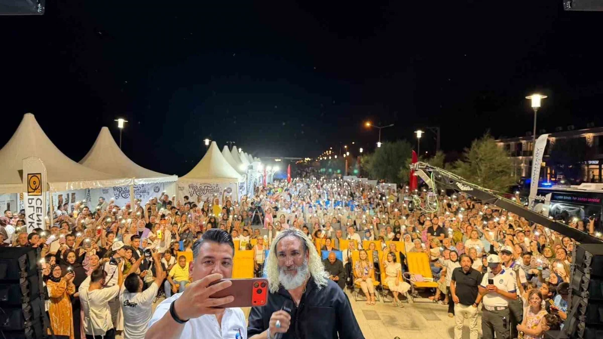 Arnavutköy Radyo Festivali Karaburun Sahili'nde binlerce kişiyi buluşturdu