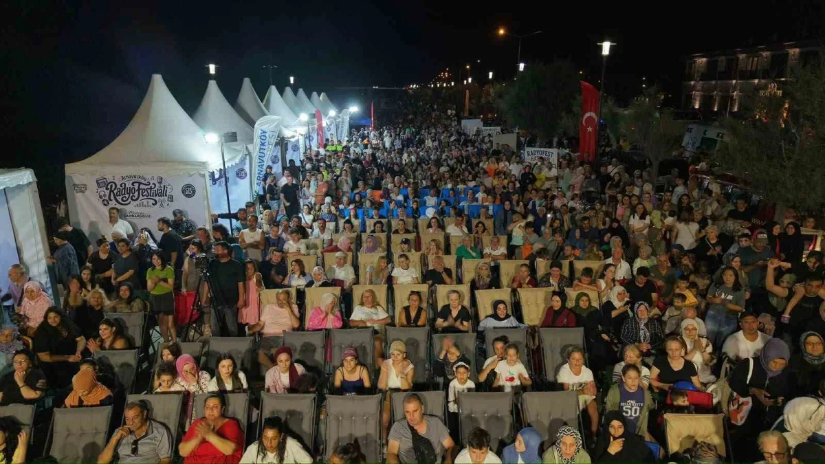 Arnavutköy Radyo Festivali Karaburun Sahili'nde binlerce kişiyi buluşturdu