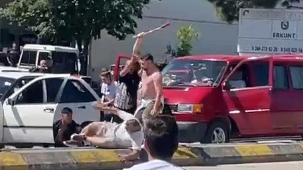 Adapazarı'nda trafikte sopalı ve taşlı kavga kamerada