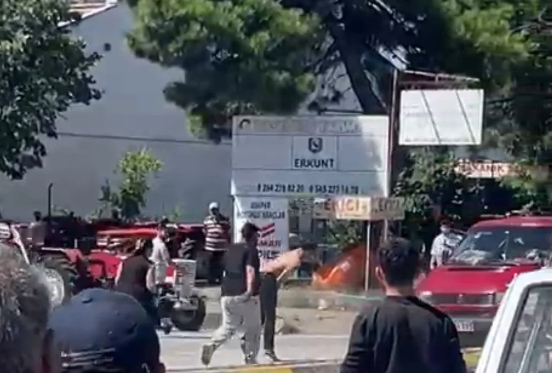 Adapazarı'nda trafikte sopalı ve taşlı kavga kamerada