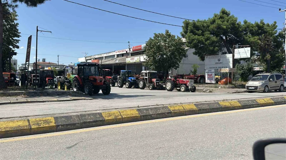 Adapazarı'nda trafikte sopalı ve taşlı kavga kamerada