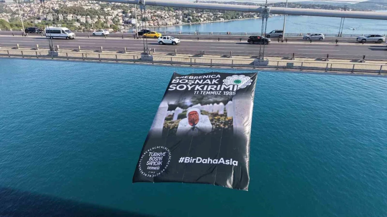 Srebrenitsa soykırımının 31. yılında Boğaz köprülerine pankart