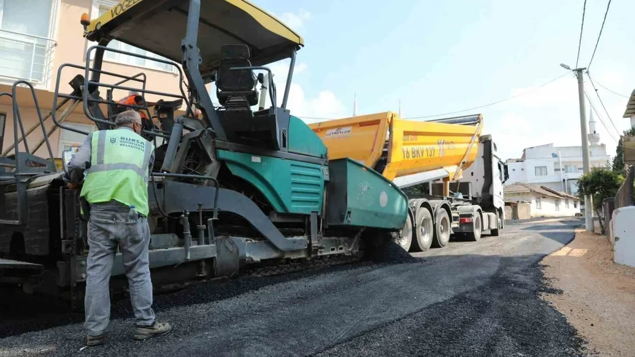 Karacabey Yenikaraağaç'ta yollar yenileniyor: 1.800 metre çalışma