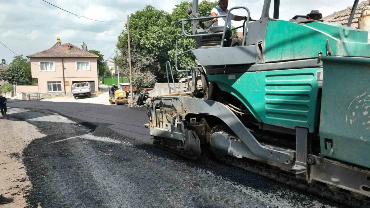 Karacabey Yenikaraağaç'ta yollar yenileniyor: 1.800 metre çalışma