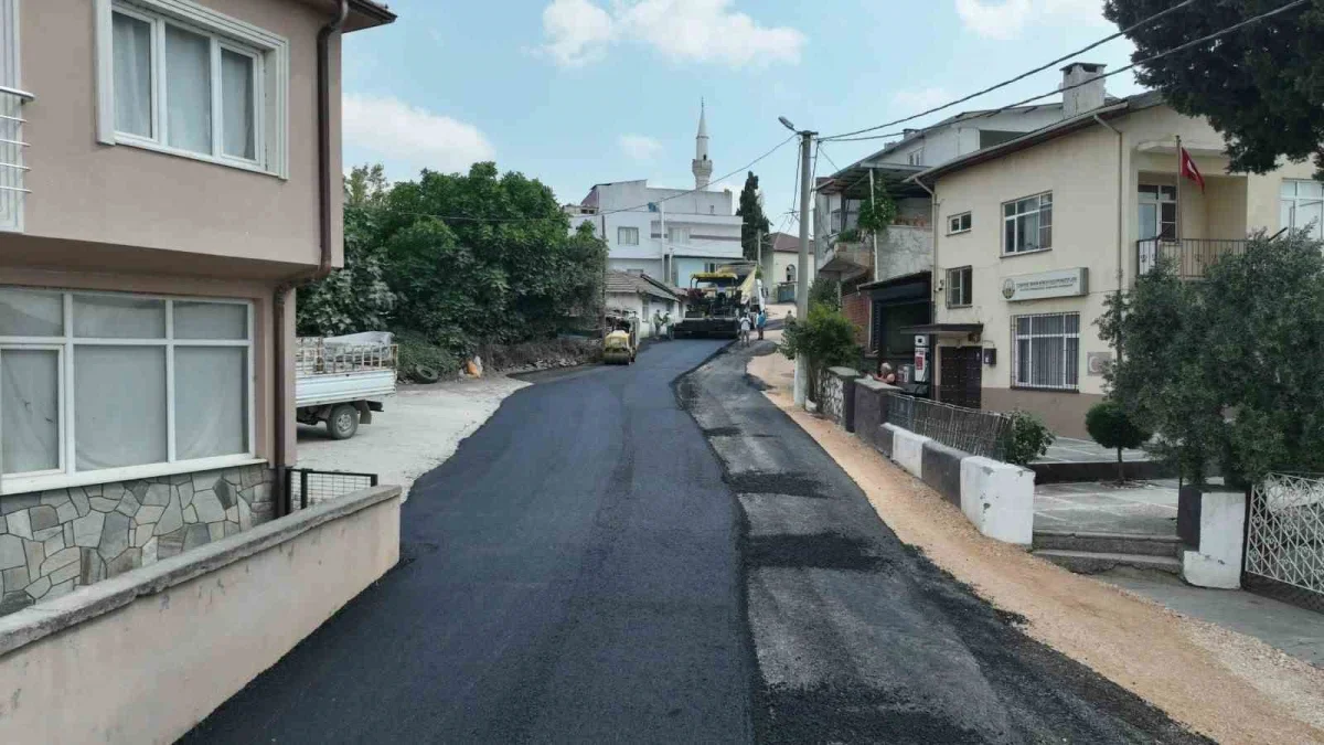 Karacabey Yenikaraağaç'ta yollar yenileniyor: 1.800 metre çalışma