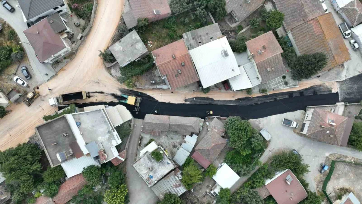 Karacabey Yenikaraağaç'ta yollar yenileniyor: 1.800 metre çalışma