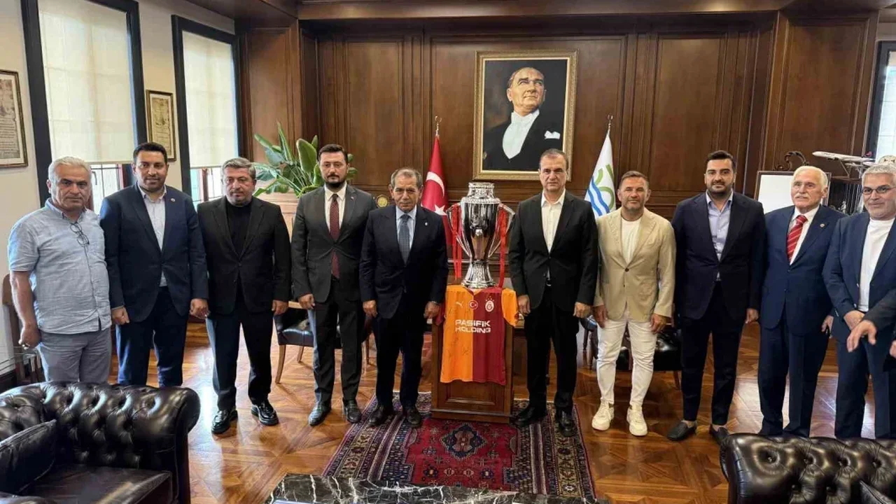 Galatasaray bayrağı Büyükçekmece'de Şampiyonlar Anıtı'na çekildi