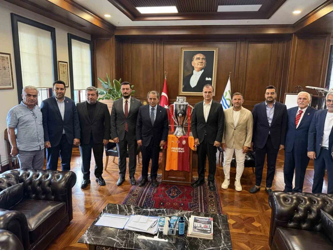 Galatasaray bayrağı Büyükçekmece'de Şampiyonlar Anıtı'na çekildi