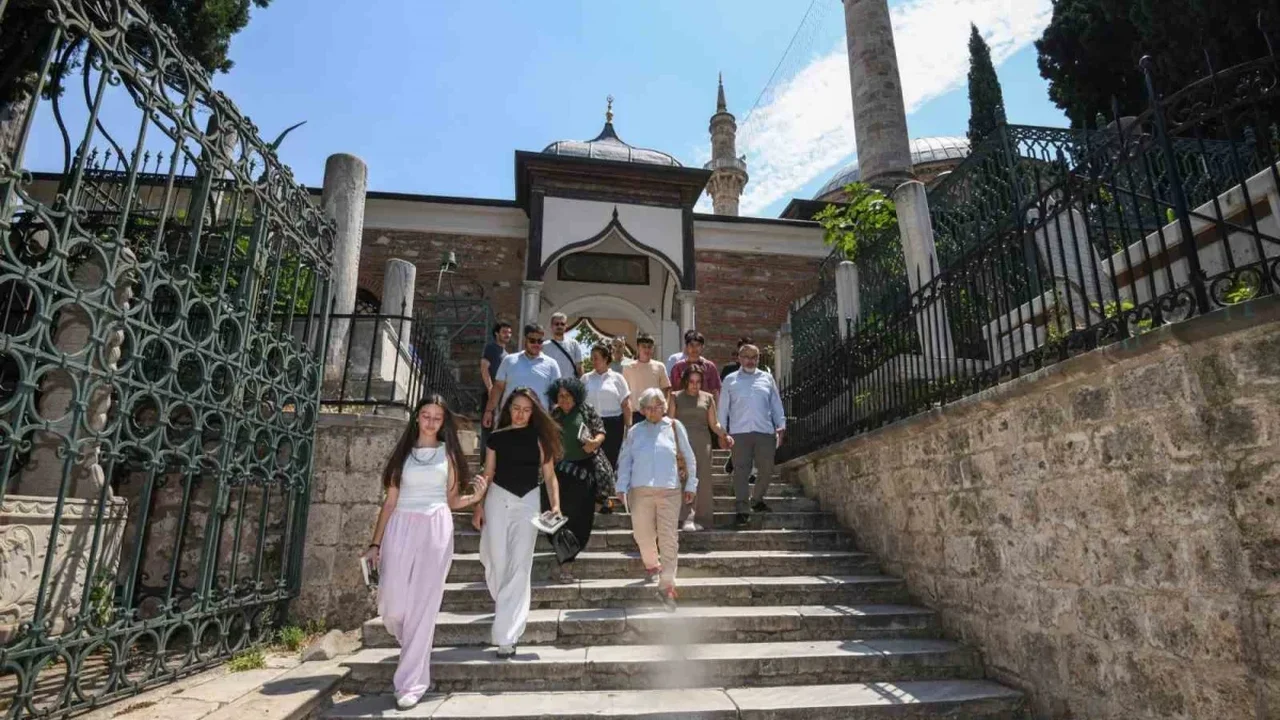 Osmangazi'de gençler Tanpınar'ın izinde Bursa'yı gezdi