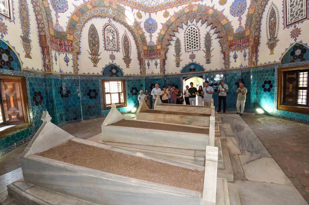 Osmangazi'de gençler Tanpınar'ın izinde Bursa'yı gezdi