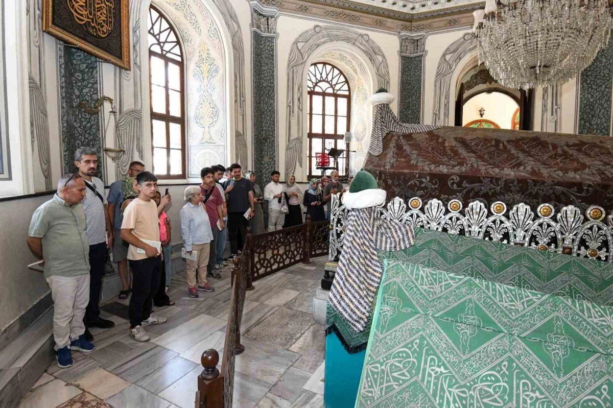 Osmangazi'de gençler Tanpınar'ın izinde Bursa'yı gezdi