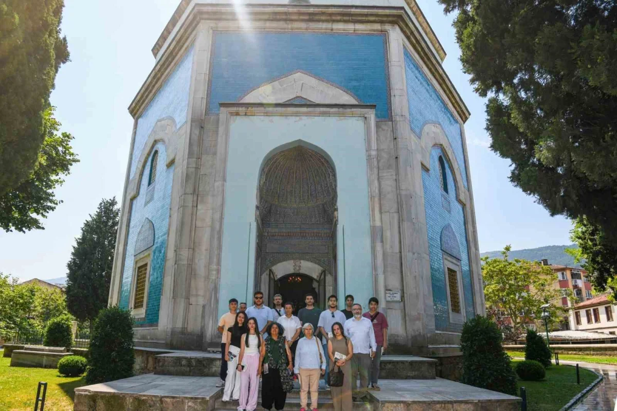Osmangazi'de gençler Tanpınar'ın izinde Bursa'yı gezdi