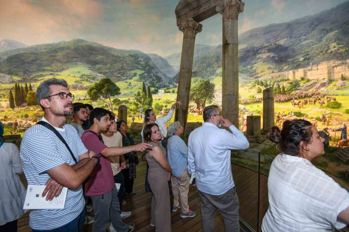 Osmangazi'de gençler Tanpınar'ın izinde Bursa'yı gezdi