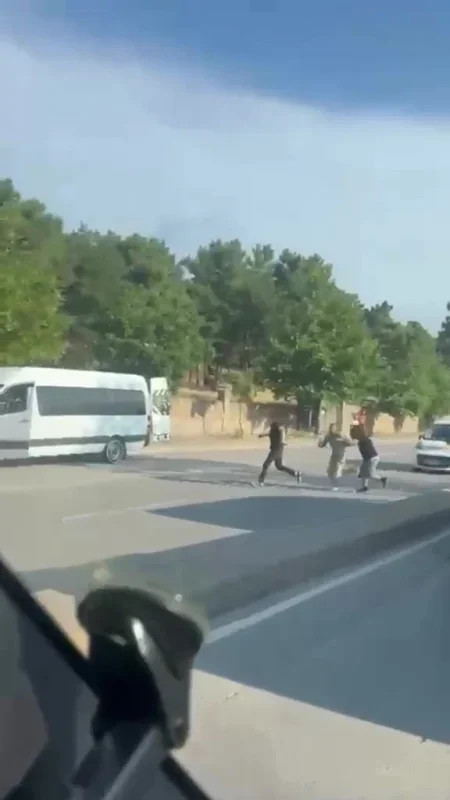Kocaeli Gebze'de demir sopalı saldırı kameraya yansıdı