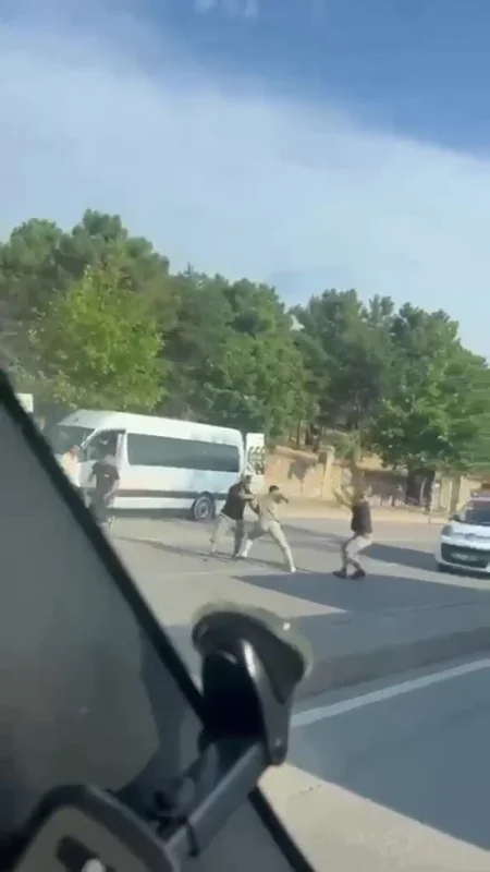 Kocaeli Gebze'de demir sopalı saldırı kameraya yansıdı