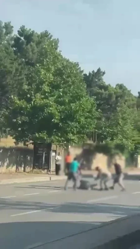 Kocaeli Gebze'de demir sopalı saldırı kameraya yansıdı