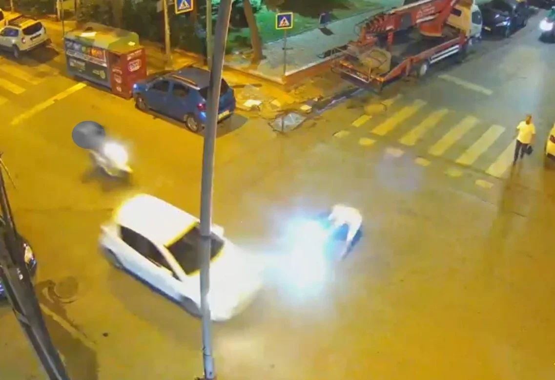 Bahçelievler'de motosiklet sürücüsü ani manevrayla yere savruldu