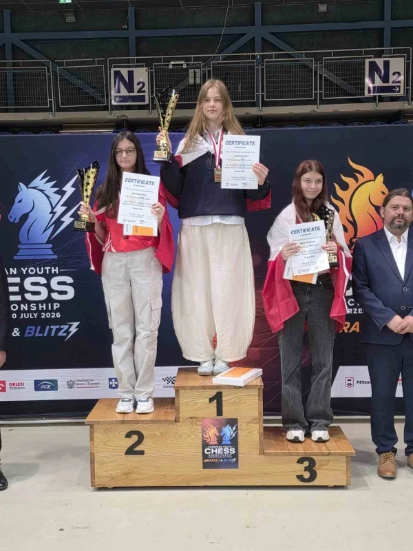 Arya Aydoğan Avrupa Satranç Şampiyonası'nda çifte madalya aldı