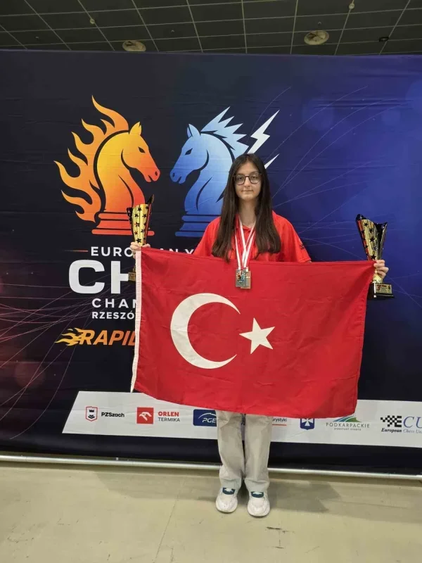 Arya Aydoğan Avrupa Satranç Şampiyonası'nda çifte madalya aldı